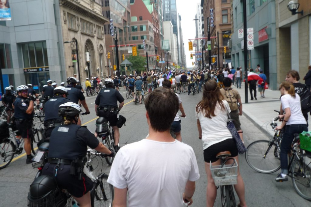 Gebäude mit wenigen Fahrradfahrern auf der Straße.