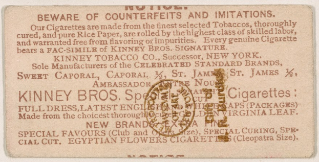Papier mit schwarzem Text auf einem weißen Hintergrund und einem kreisförmigen Stempel, der "Vorsicht vor Fälschungen und Imitationen - Kinney Bros. Zigaretten" in Schwarz mit einer weißen Mitte umrandet