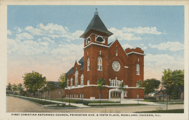 Eine alte Postkarte, die die erste christlich-reformierte Kirche in Roseland, Chicago, mit einem Gebäude, Bäumen, Gras, einer Straße und einem bewölkten Himmel zeigt, mit Text unten.