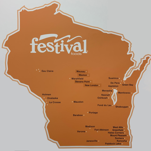 Ein lebendiger Plakatentwurf mit einer Wisconsin-Landkarte voller verschiedener Früchte, Gemüse und Snacks, auf der 'Festival Foods' steht.