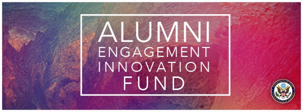 Plakat mit dem Text "Alumni Engagement Innovation Fund" in fetter schwarzer Schrift auf einem weißen Hintergrund und einem Logo in der rechten unteren Ecke.