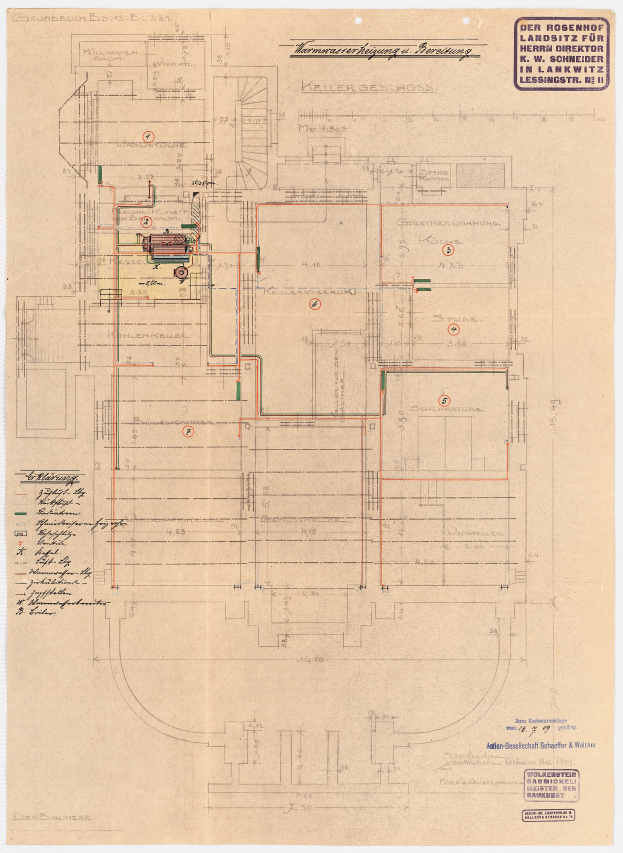 Ein detaillierter architektonischer Grundriss des Rosenhof-Krankenhauses in Hamburg, Deutschland, mit einem Gebäude mit zahlreichen Drähten und Texten, die den Aufbau beschreiben, einschließlich Räumen, Fluren und anderen Merkmalen.