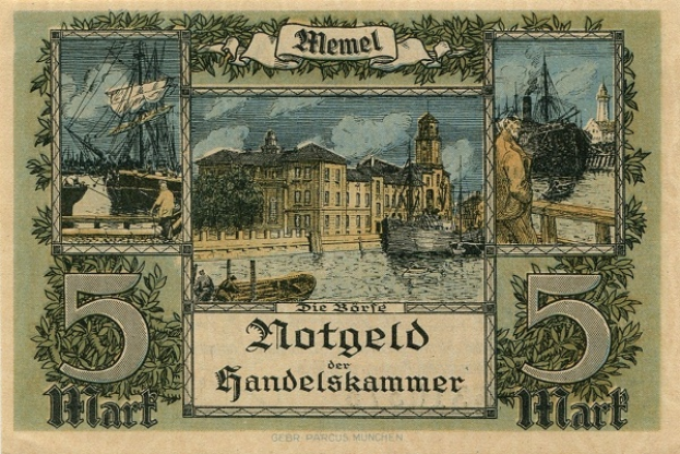 Ein altes Fünf-Hart-Stück mit einer Stadtansicht, die Gebäude, Wasser, Boote, Menschen, Bäume und Himmel zeigt, sowie gedruckten Text und Zahlen.