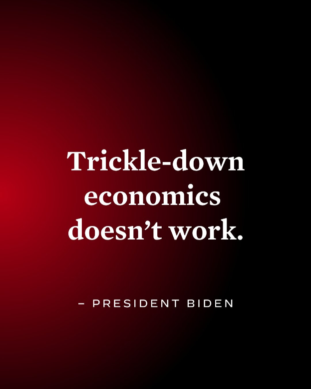 Schwarzumrandetes Plakat mit fetter schwarzer Schrift "Trickle-Down Economics Doesn't Work" auf weißem Hintergrund, begleitet von einem Zitat von Präsident Biden.
