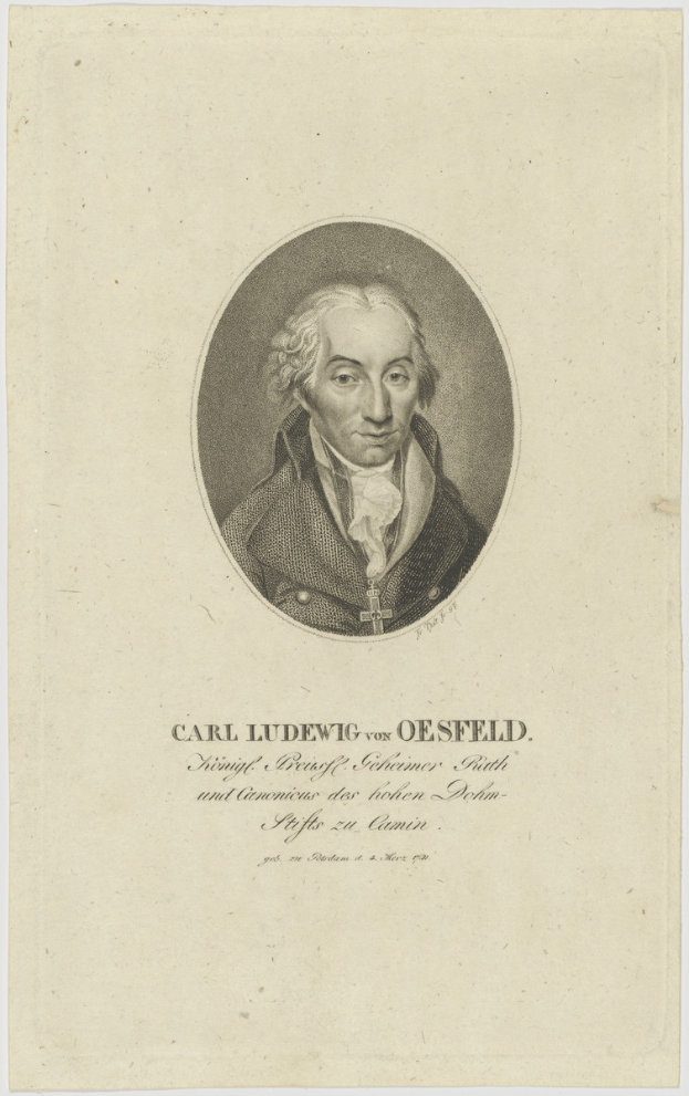 Porträt von Carl Ludwig von Oesfeld, ein Mann mit ernstem Gesichtsausdruck, der einen Anzug und eine Krawatte trägt, mit ordentlich gekämmtem Haar, die Hände vor der Brust verschränkt, direkt in die Kamera schaut.