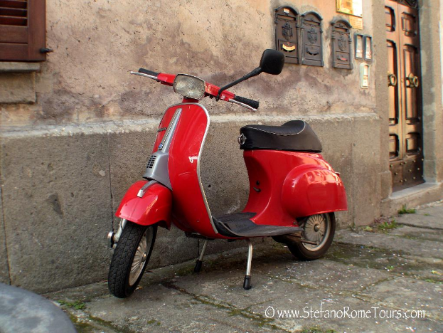 Ein roter Roller steht vor einem Haus mit einer Tür und Fenstern auf einer Straße mit etwas Text unten.