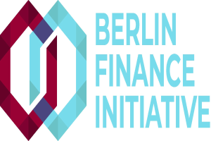Logo der Berlin Finance Initiative mit einem blauen Kreis mit weißer Umrandung und einem weißen "B" in der Mitte, umgeben von einem weißen Ring mit einem blauen und weißen Karomuster, auf einem weißen Hintergrund mit fetter schwarzer Schrift, die "Berlin Finance Initiative" lautet.