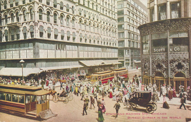 Schwarzes und weißes Foto einer belebten Stadtstraße mit Fußgängern, Kutschen und Gebäuden im Hintergrund, mit Text am unteren Rand.