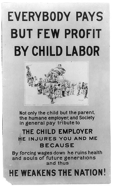 Schwarzes und weißes Plakat mit dem Text "Jeder zahlt, aber wenige profitieren von Kinderarbeit" und einem Bild einer Gruppe von Menschen.