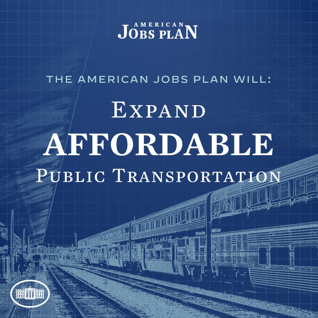 Plakat mit einem Zug auf einem Bahngleis mit mehreren Menschen in der Nähe, das "The American Jobs Plan Will Expand Affordable Public Transportation" bewirbt.