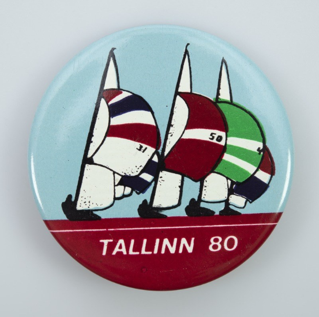 Lettischer MEP Kols überreichte Kaja Kallas ein Aufkleber mit einem "Baltic Chihuahua" vor dem Hintergrund der Flaggen der Baltischen Staaten