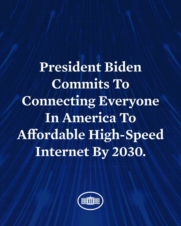 Blauer Hintergrund mit zentraler weißer Schrift, die "Präsident Biden setzt sich dafür ein, bis 2030 jeden Amerikaner mit bezahlbarem High-Speed-Internet zu verbinden."