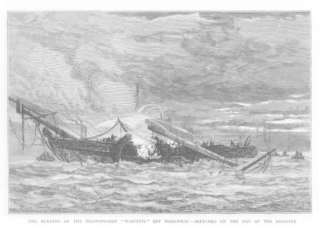 Schwarze und weiße Illustration eines brennenden Schiffs im Wasser mit Rauch, umgeben von anderen Schiffen und Menschen, betitelt "Die Verbrennung des Ausbildungs-Schiffs Warspite vor Woolwich - Skizziert am Tag der Katastrophe."