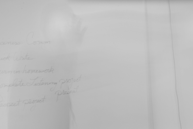 Ein Blatt Papier mit Schrift darauf.