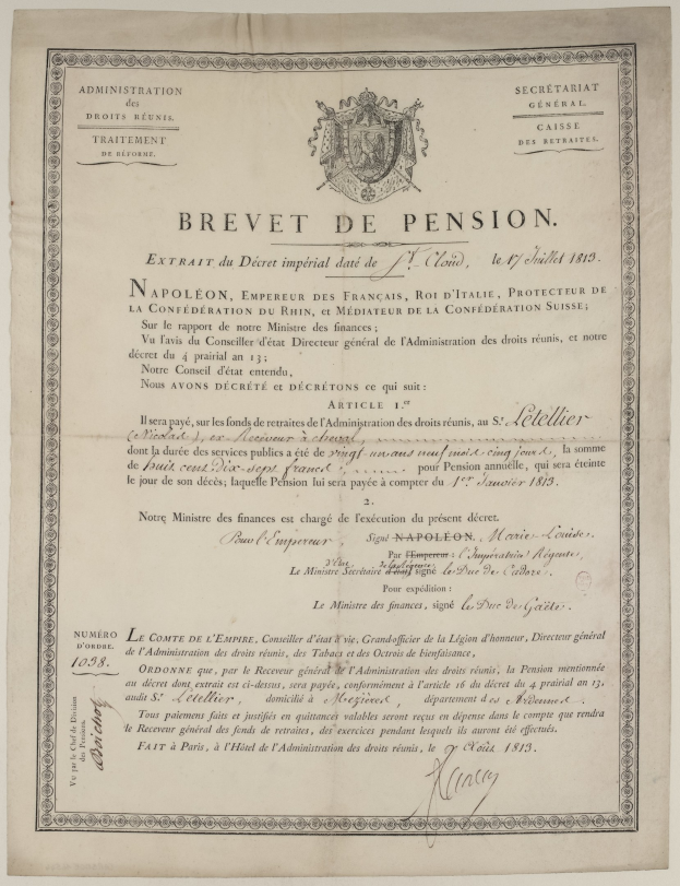 Schwarz-weißes Dokument mit der Aufschrift "brevet de pension" (Rentenbescheinigung) mit einem Mannsgesicht, Text und Logo.