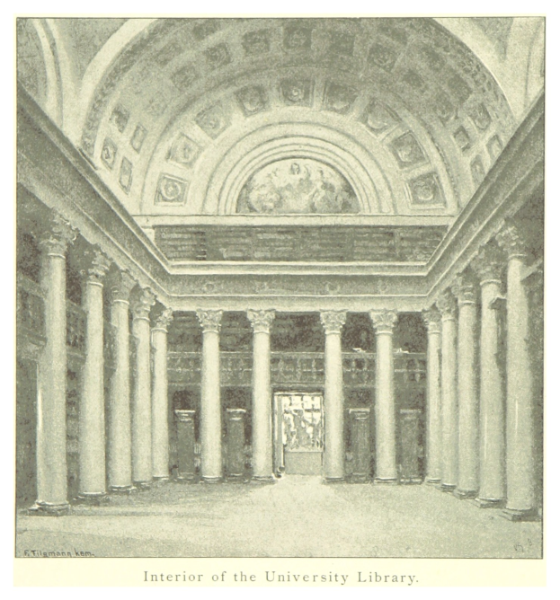 Innenraum einer Universitätsbibliothek mit prächtigen Säulen und detailreichen Deckenverzierungen, mit dekorativem Text am unteren Rand.