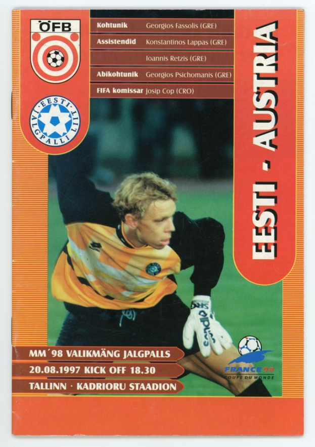 Eine Fußballkarte aus der FIFA-Weltmeisterschaft 1998 in Deutschland, die einen Spieler in einem Jersey mit entschlossener Miene zeigt, vor einem hellblauen Himmel mit weißen Wolken.