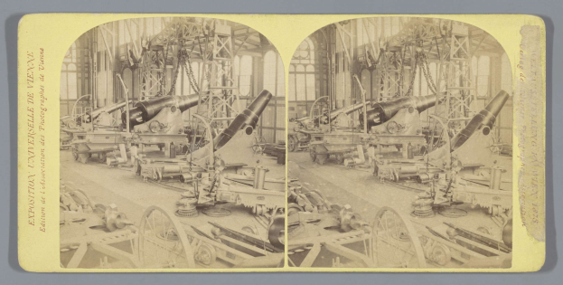 Altes Schwarz-Wei├č-Foto einer Fabrik mit einem gro├čen Geschütz in der Mitte, umgeben von anderen Geschützen und Metallobjekten, mit Text auf der linken Seite.