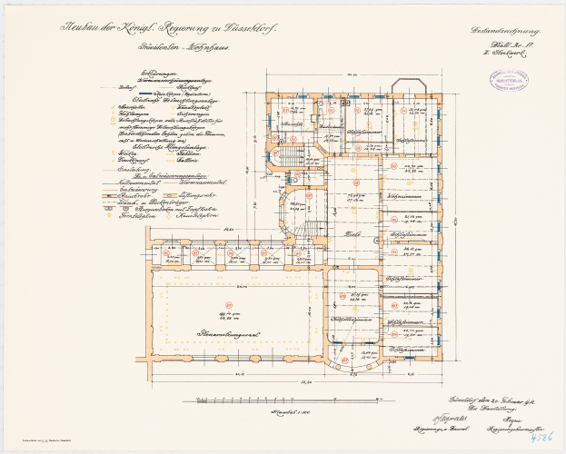 Ein detaillierter Grundrissplan des Reichskanzleramts in Dresden, Deutschland, der mehrere Räume, Flure, Fenster und Türen zeigt, mit begleitendem Text, der den Aufbau beschreibt.