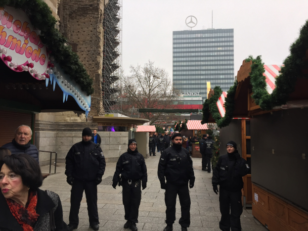 POL-BN: Polizei Bonn unterstützt 'Robin Good' Familienfonds - 100 Weihnachtsgeschenke an Kinder und Jugendliche übergeben