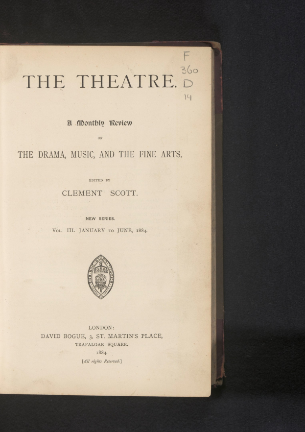 Titelbild eines aufgeschlagenen Buches mit dem Titel "The Theatre: A Monthly Review of the Drama, Music, and the Fine Arts", das eine Textseite und ein Logo zeigt.