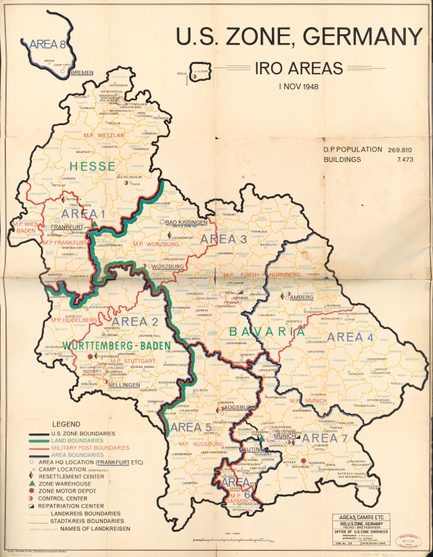 Eine Karte der US-Zone in Deutschland während des Zweiten Weltkriegs, mit Städten, Dörfern und geografischen Merkmalen in fetter Schrift und primarily in blauen und grünen Tönen, mit gelben und roten Akzenten.