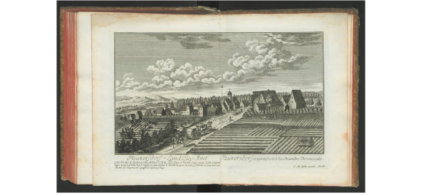 Ein offenes Buch mit dem Titel "Landschaft von Nordrhein-Westfalen" aus dem Jahr 1805, das eine Zeichnung eines Dorfes mit Häusern, Bäumen, Hügeln und Wolken am Himmel zeigt.