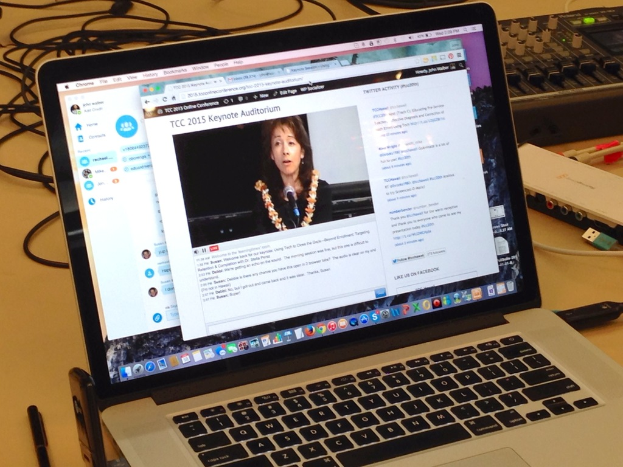 Ein unordentlicher Tisch mit mehreren Kernen, einem Laptop, einem Stift und einigen anderen Gegenständen.