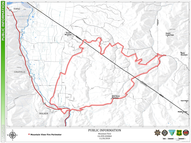 Ein Plakat, das eine detaillierte Karte eines geplanten Wanderwegs mit Route, Landmarken und Text zeigt, begleitet von Logos und zusätzlicher Wanderweg-Information.