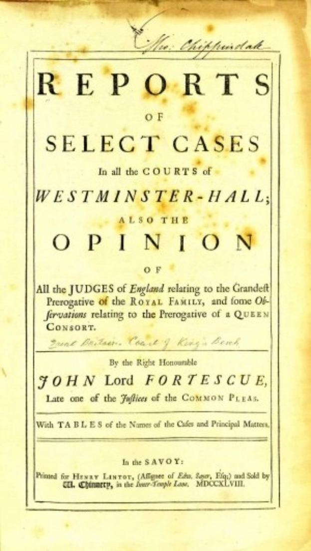 Altes Buch mit dem Titel 'Berichte über ausgewählte Fälle in den Gerichten von Westminster-Hall sowie die Meinung von John Lord Fortescue' ist aufgeschlagen und zeigt eine Seite mit schwarzer Tinte.