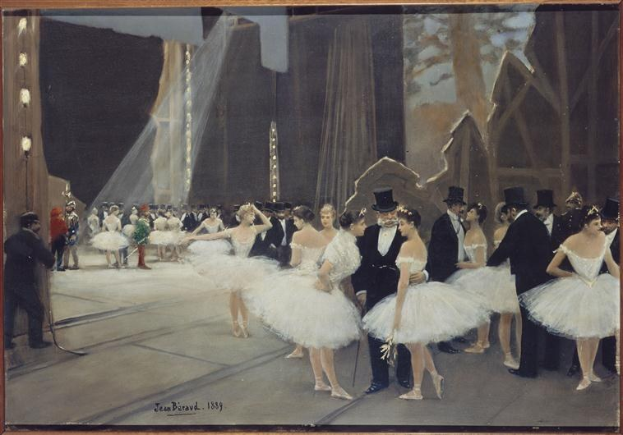 Ein Bild mit dem Titel "Tanz an der Oper" von Jean Beraud, das eine Gruppe von Tänzern in weißen Tutus und Hüten auf einer Bühne zeigt, die von Lampen beleuchtet und gerahmt ist.