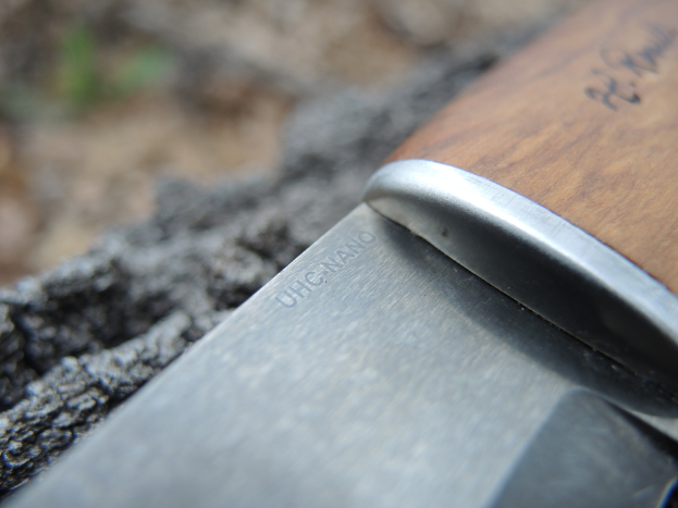 Ein Messer liegt auf einem Felsen.