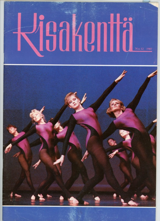 Ein Buchumschlag mit der Aufschrift "Kisakenta Magazine - Ausgabe 12, 1987", der eine Gruppe von Frauen in bunten Kostümen zeigt, die auf einem hellblauen Himmelhintergrund tanzen.