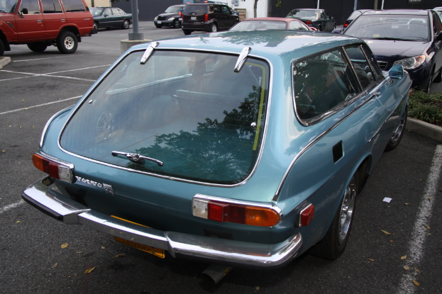 Ein Parkbereich mit mehreren geparkten Autos.