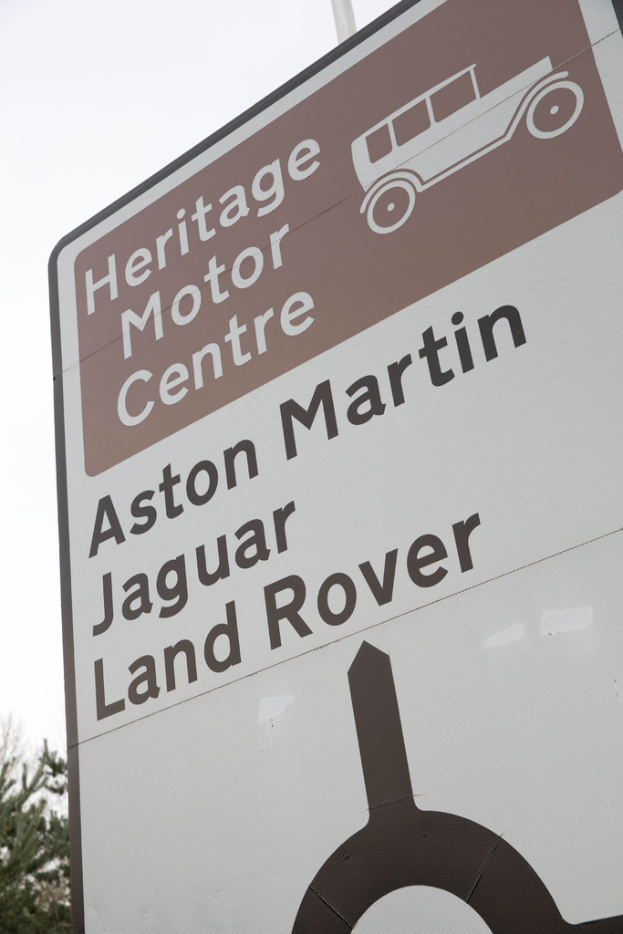 Ein Banner mit der Aufschrift "Heritage Motor Center" und einer Illustration eines Autos.