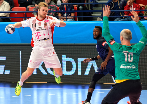 Eine Gruppe von Männern spielt Hallenfußball auf einem Feld während eines Matches mit der Bezeichnung "Futsal-Weltmeisterschaft 2019 - Bayern München gegen Paris Saint-Germain" in einer Stadionumgebung.