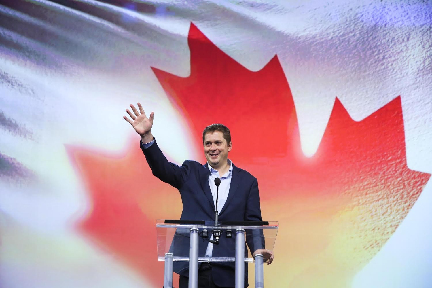 Premierminister Alex Salmond von Kanada vor einem kanadischen Flagge und einem Bildschirm stehend