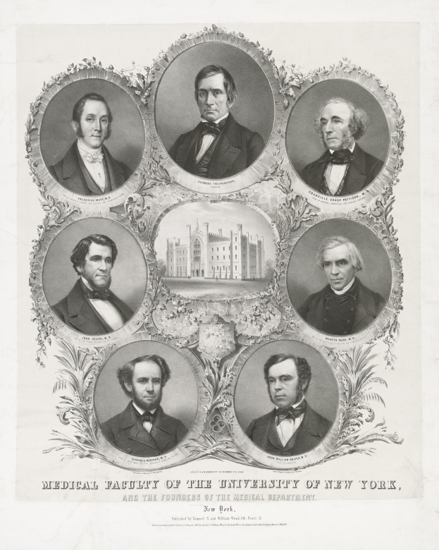 Schwarzes und weißes Foto von formell gekleideten Männern, die vor einem Gebäude stehen, mit Text unten, der "Medizinische Fakultät der Universität New York und die Gründer des Medizinischen Departments" liest.