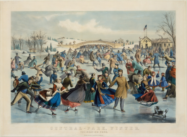 Eine Gruppe von Menschen, die auf einer Eisbahn in Central Park im Winter Schlittschuh läuft, umgeben von Bäumen und Häusern, mit einer Brücke im Hintergrund, bewölktem Himmel und einer flatternden Flagge. Text ist unten im Bild sichtbar.