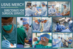 Eine Gruppe von medizinischem Personal in Masken, Kappen und Handschuhen führt einen Eingriff in einem Operationssaal durch, wobei der Text "USNS Mercy Directorate for Surgical Services" zu sehen ist.