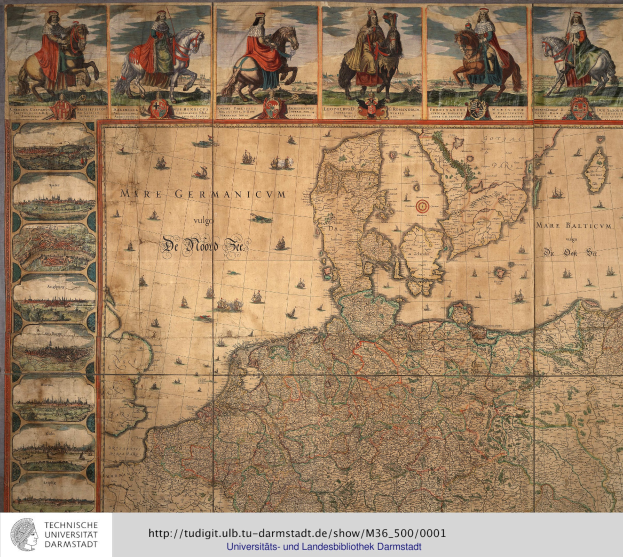 Eine detaillierte Karte von Deutschland mit einer Gruppe von Menschen in traditioneller Kleidung, die im Hintergrund auf Pferden reiten, und Text unten.