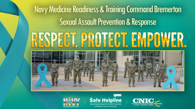 Ein Plakat mit einer Gruppe uniformierter Personen vor einem Gebäude, mit Text zur Förderung von Sexualstrafverhütung und -reaktion durch Navy Medicine Readiness & Training Command Bremerton.