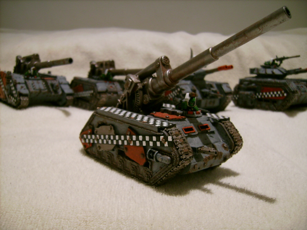 Panzer auf weißem Tuch mit weißem Hintergrund gezeigt.