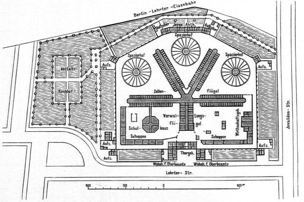 Ein detailliertes Architekturzeichnung eines Gebäudes mit zahlreichen Fenstern, bezeichnet als der Lageplan von Lehrten-eisenbahn, mit Text- und numerischen Anmerkungen, um das Layout des Gebäudes zu veranschaulichen.