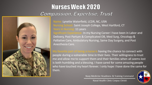 Eine Frau in der Uniform einer Militärschwester lächelt warm und trägt ein Abzeichen mit der Aufschrift "Nurses Week 2020 Compassion, Expertise, Trust."