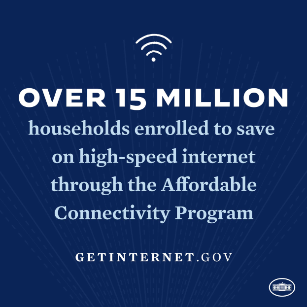 Ein Plakat, das das Affordable Connectivity Program bewirbt und den Text 'Über 15 Millionen Haushalte angemeldet, um bei High-Speed-Internet zu sparen' und ein entsprechendes Logo enthält.