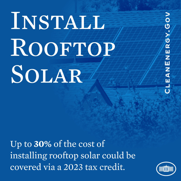 Plakat mit Text über einen 2023-Steuerkredit, der bis zu 30% der Kosten für die Installation von Dachsolaranlagen übernimmt, mit B├Ąumen und einem Geb├Ąude mit Solarpanelen im Hintergrund.