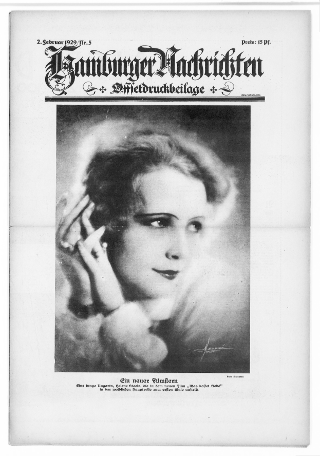 Schwarzes und weißes Foto einer Frau mit ernstem Gesichtsausdruck, direktem Blick, zurückgekämmtem Haar, leicht geöffneten Lippen, die ein weißes Kleid mit einem gemusterten Schultertuch trägt, auf der Titelseite einer deutschen Zeitung.