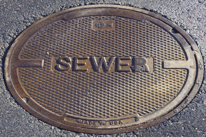 Metall-Schachtdruckgussdeckel mit der Aufschrift "Kanal"