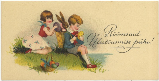 Zwei Kinder sitzen auf dem Gras, eines hält einen Korb mit Ostereiern und das andere ein Spielzeug, mit einem Plakat mit Text im Hintergrund.